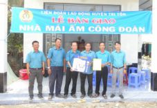 Bàn giao 4 mái ấm cho công nhân Antraco