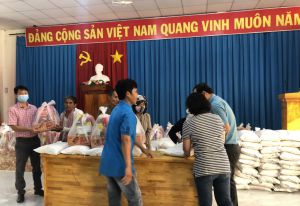 Trao tặng quà cho hộ nghèo