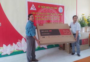 Công ty Liên Doanh TNHH MTV ANTRACO vừa trao tặng 5 chiếc tivi TCL 55 in trị giá 45 triệu đồng cho trường THCS Lương Phi