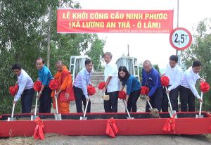 Xây dựng cầu nối xã Ô Lâm và Lương An Trà