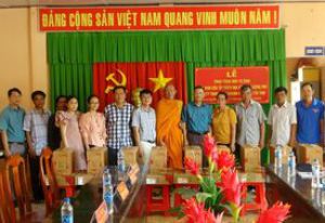 Công ty TNHH Liên doanh Antraco tặng máy vi tính cho xã Lương Phi