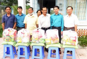 Công Ty TNHH Liên Doanh ANTRACO tặng 1.800 phần quà Tết cho người dân