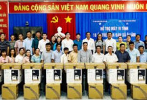 Công ty TNHH Liên doanh Antraco hỗ trợ 18 bộ máy vi tính cho ban ấp xã Ô Lâm