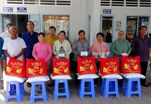 Tặng quà Tết cho nạn nhân chất độc da cam huyện Tri Tôn