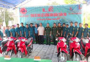 Doanh nghiệp tặng 16 xe máy cho lực lượng dân quân tuần tra huyện Tri Tôn