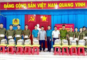 Xã Ô Lâm trao 100 phần quà cho hộ nghèo, lực lượng giữ gìn an ninh trật tự