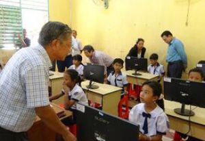 Tài trợ thiết bị dạy học cho trường có đông học sinh dân tộc thiểu số Khmer huyện Tri Tôn