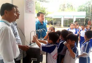 Tặng máy lọc nước cho 2 trường tại phường Thới Sơn
