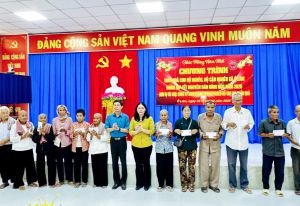 Trao 1.315 phần quà cho người dân hai xã Ô Lâm và Tri Tôn